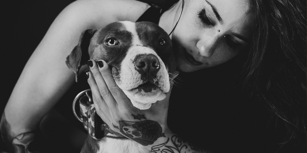 cane con padrona realizzata in bianco e nero fotografia in studio a Bientina Fotografo