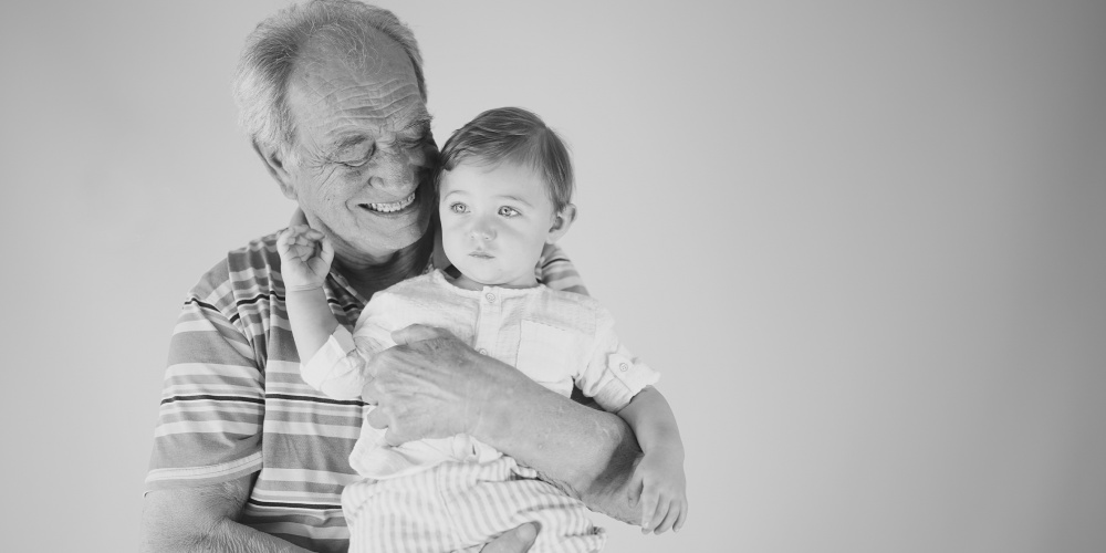 foto ricordo in studio nonno con nipote realizzata in bianco e nero Bientina Fotografo