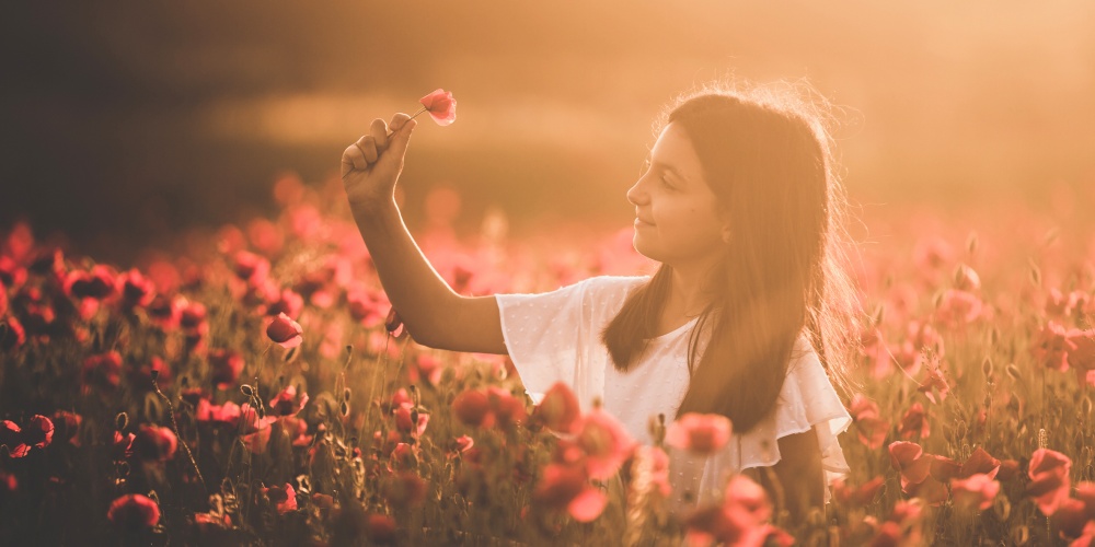 fotografia artistica al tramonto bambina in un campo di papaveri Bientina Fotografo